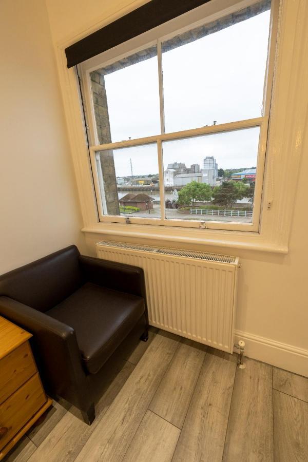 Entire Two Double Bedrooms Flat With River Yare View H6 Great Yarmouth Exterior photo